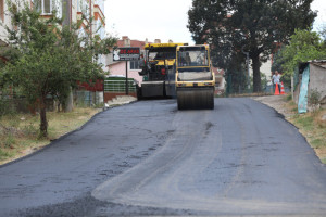 Ömer Halisdemir Mahallesi’nde Sıcak Asfalt Yol Çalışmaları Başladı